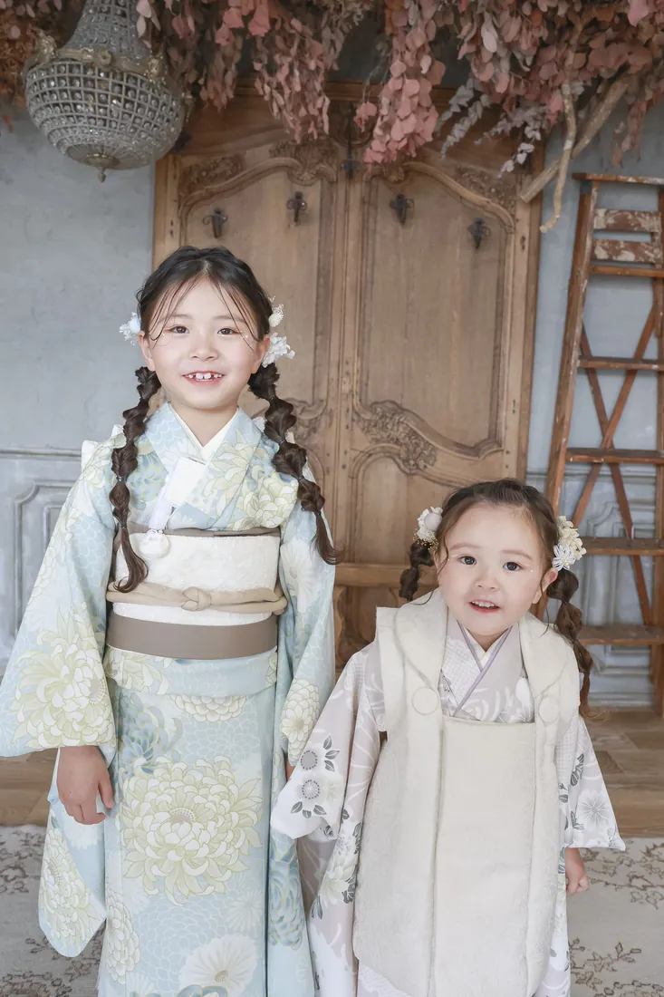 着物姿で並ぶ姉妹