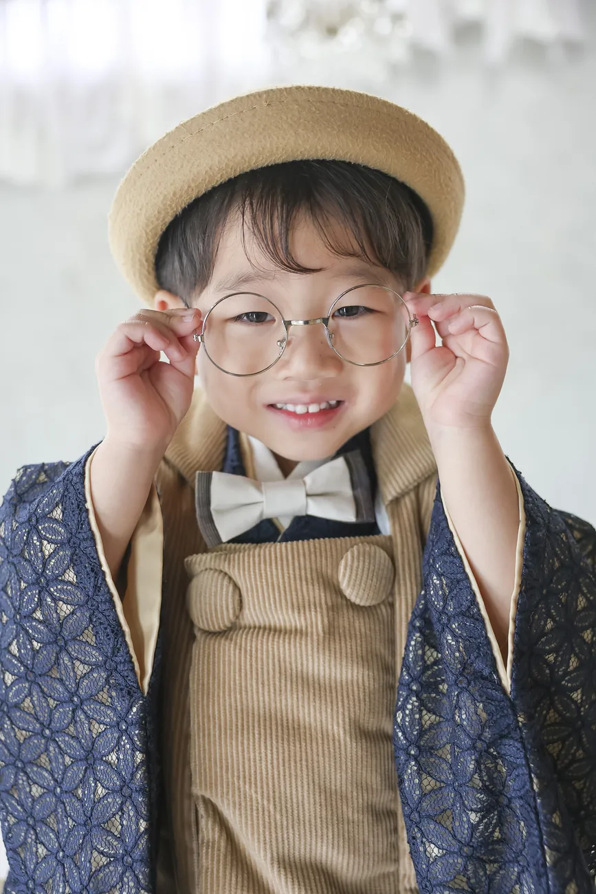 帽子・丸メガネ・蝶ネクタイを合わせた、himawariの七五三“くずし”スタイルの男の子
