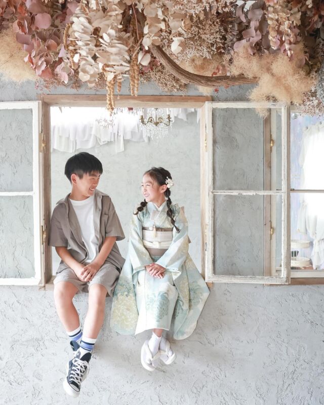 .

仲良しなご兄妹🥰
わちゃわちゃ楽しみながら
撮影させてくれました📷🤍

2人とも笑顔が素敵で
「ちょっとお互い見つめ合ってみて〜！」と
言った時に恥ずかしそうにしている姿も
可愛かったです🤭🤍

#photostudiohimawari 
#フォトスタジオヒマワリ
#滋賀県フォトスタジオ 
#フォトスタジオ 
#スタジオ撮影
#753撮影 
#753 
#七五三
#滋賀753 
#滋賀七五三
#バースデーフォト 
#関西フォトスタジオ 
#京都フォトスタジオ 
#滋賀バースデー
#滋賀フォト