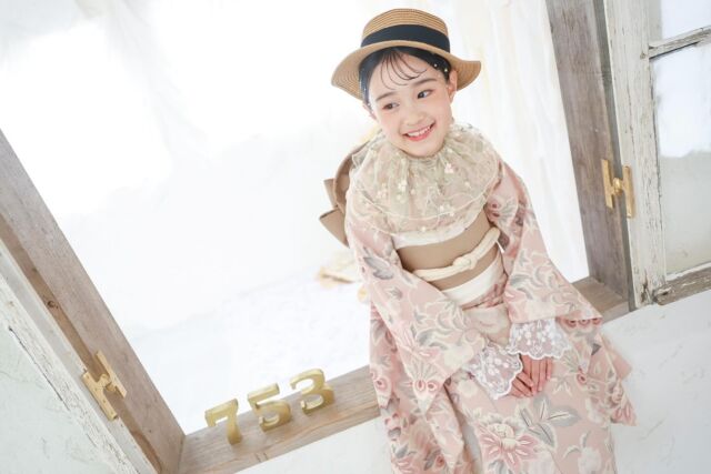 .

新作着物👘7歳女の子🎀

トレンド配色のピンクベージュのお着物です！
可愛い色味でありながら
少し大人っぽさもあり
7歳ならではの雰囲気となっております🥰

当店のスタジオの白を基調としたブランカのお部屋と
ドライフラワーがメインのテソロのお部屋
どちらにも合うお着物になっております💐

是非photo studio himawariで
七五三撮影をしてみませんか📷🤍

#photostudiohimawari 
#フォトスタジオヒマワリ
#滋賀県フォトスタジオ 
#フォトスタジオ 
#スタジオ撮影
#753撮影 
#753 
#七五三
#滋賀753 
#滋賀七五三
#バースデーフォト 
#関西フォトスタジオ 
#京都フォトスタジオ 
#滋賀バースデー
#滋賀フォト