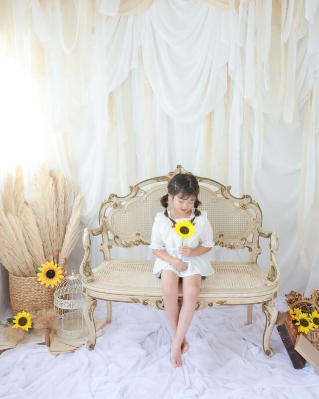 .

【 himawari　1周年パシャフォト🌻】

パシャフォトまだ少し空きがございます🥰
残り少なくなってきていますので、
ご検討中の方はお早めにご予約お待ちしております☺️🤍

以下詳細になっておりますので、ご確認お願いします！

photo studio himawariの1周年を記念して
【himawari  1周年パシャフォト】を開催します🌻
なんと今回はhimawariのスタジオで大人気の4箇所の撮影ブースから1箇所好きな場所を選んでいただき、
撮影させていただきます📷
選んでいただけるブースの写真はインスタの投稿の3枚目以降をご確認ください✅
そして撮影してくださったお子様には特別にプレゼントもお渡しさせていただきます🎁

◎日時：8/15(金)、8/19(火)

◎時間：9:30~16:30

◎全てネットでのご予約となります。
　　※インスタグラムのフォロー、
　　　　　　撮影後タグ付けしてストーリーの投稿必須です‼️

◎所要時間　30分程
　※予約時間の関係上、泣いてしまったり、
　　ぐずってしまった場合でも
　　撮影を続行させていただきますのでご了承ください。
　※再撮影はできません。

◎1cut ¥1,000
　　　　ご兄弟最大2人までの撮影になっております‼️
　　　　　(ご兄弟2人で撮影の場合は
　　　　　それぞれのソロはございません)
　　　　※ご兄弟全員の目線や笑顔が撮影できなくても　
　　　　　再撮影はできません。
　　　　※お友達や親戚での撮影は不可能です。

　＋500円(1人当たり)で簡単ヘアメイクも追加可能です🎀

◎予約方法
　　1.ホームページのwebからご予約お願いします。

　　2.webでご予約後、himawari公式LINEを追加していただき
　　以下の内容をトークルームまで送ってください🌻
　　（公式LINEは投稿の2枚目のQRコード、
　　インスタのプロフィールリンク、
　　　またはホームページの「LINE予約」から
　　　登録お願いします🌱）

 【パシャフォト】とご記入の上、以下を漏れなく送信ください！
　　　　①保護者の方の名前　
　　　　②ご予約してくださった撮影日時
　　　　③撮影されるお子様のお名前、性別、年齢
　　　　④簡単ヘアメイクの有無　(＋500円/人)
　　　
　　3.当店の既読が付いたらご予約完了です！
　　（⚠️webで先に予約してから
　　LINEの送信をお願いします！⚠️）

◎対象：バンボ等を使って1人座りができる〜小学6年生まで
　　　

◎服装：着てきていただいた服での撮影となります
　　　　(衣装の貸し出し、お着替えできる場所はございません)

◎注意事項

　・ご予約のお時間よりも早く来られた場合でも
　　店内に入っていただくことはできませんので
　　ご注意ください。

　・ご予約の時間より5分以上遅れてしまった場合は
　　キャンセルとさせていただきます。

　・お子様がぐずってしまった場合でも撮影を
　　進めさせていただきます。
　　(保護者の方と一緒に撮影していただく場合もございます)

　・お渡しの写真はカメラマンセレクトになります。
　　お写真の変更などは一切受け付けません。

　・お着替えできる場所がないため、着てきたお洋服での
　　撮影となります。

　・セレモニーやイベントに関する小物や服装はご遠慮ください。
　　(七五三、バースデー、入学卒業、100日祝いなど)
　　セレモニーやイベントの服装でご来店された場合
　　撮影をお断りさせていただきますので、ご了承ください。

　
ご不明点はhimawari公式LINEから
お問い合わせください🌻
himawariの1周年の記念の日に、
皆様にお会いできるのを楽しみにしています🥰
　

#photostudiohimawari 
#フォトスタジオヒマワリ
#1周年
#photostudiohimawari
#パシャフォト
#滋賀県フォトスタジオ 
#フォトスタジオ 
#フォトイベント 
#イベント 
#イベント撮影 
#スタジオ撮影
#753撮影 
#753 
#七五三
#滋賀753 
#滋賀七五三
#バースデーフォト 
#関西フォトスタジオ 
#京都フォトスタジオ 
#滋賀バースデー
#滋賀フォト