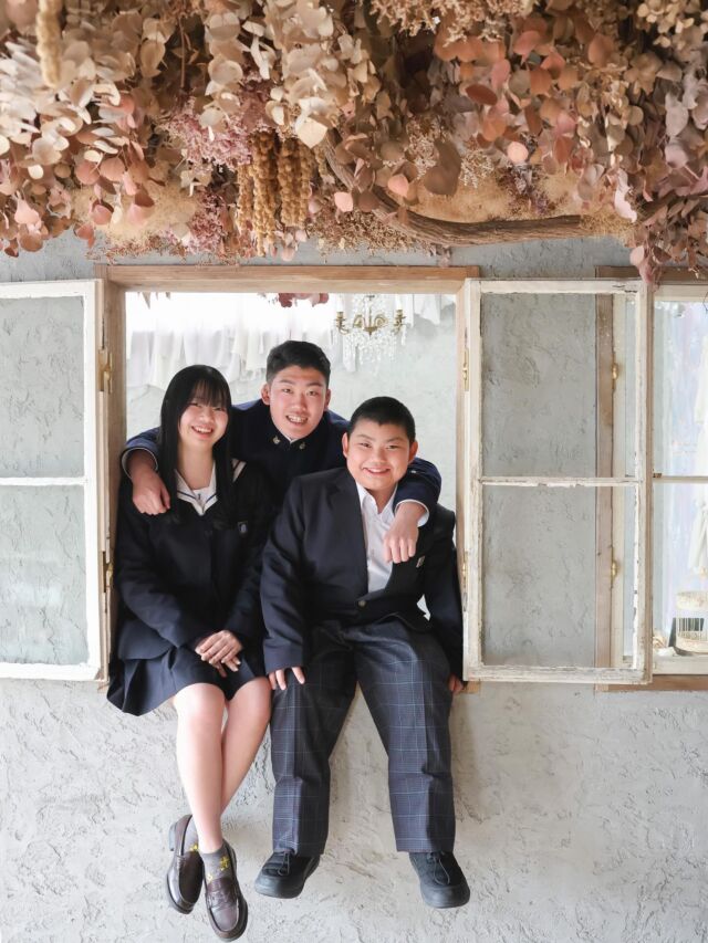 .

family  photo🤍

仲良し兄弟で
ずっと素敵な笑顔を
見せてくれました🥰🤍
大切な節目にhimawariに来てくださって
ありがとうございました☺️

#photostudiohimawari 
#フォトスタジオヒマワリ
#滋賀県フォトスタジオ 
#フォトスタジオ 
#スタジオ撮影