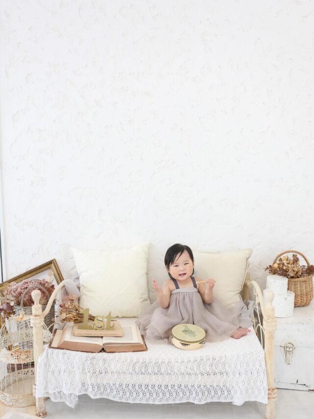 .

1st birthday photo🤍

ママパパお兄ちゃんを見つけて
ニコニコ〜☺️と笑っている姿に
癒されました🌱
眠気と戦いながらも最後まで
頑張ってくれました🥰🤍

#photostudiohimawari 
#フォトスタジオヒマワリ
#滋賀県フォトスタジオ 
#フォトスタジオ 
#スタジオ撮影