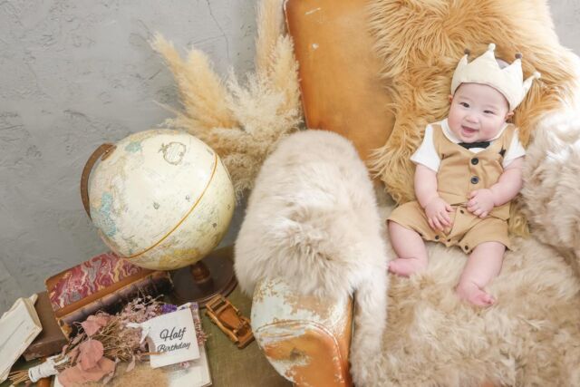 .

half birthday  photo🤍

ニコニコ笑顔や眠たい表情など
いろんな表情を見せてくれました🥰🤍
初めてみたシャボン玉で
不思議そうにしながらも
触ってみようとする姿が可愛すぎました☺️🫧

#photostudiohimawari 
#フォトスタジオヒマワリ
#滋賀県フォトスタジオ 
#フォトスタジオ 
#スタジオ撮影