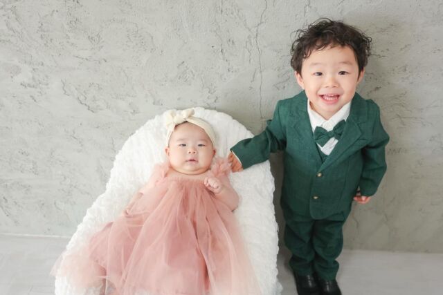 .

753photo🤍

2歳のバースデーで昨年ご来店してくださった
お客様が七五三プランでご来店してくださいました🥰
妹さんに優しく関わる姿に
とても成長を感じました☺️🤍
カメラを向けたらニコニコ笑顔を見せてくれて
最後までたくさん頑張ってくれました📷🌟

#photostudiohimawari 
#フォトスタジオヒマワリ
#滋賀県フォトスタジオ 
#フォトスタジオ 
#スタジオ撮影