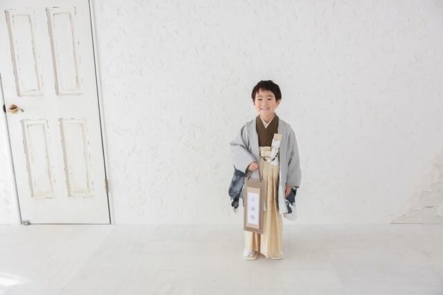 .

753 photo🤍

3歳の七五三ぶりのご来店で
お兄さんになった姿を
見せてくれました🥰🤍
ニコニコ笑顔やかっこいい表情など
いろんな表情を見せてくれました🌟

#photostudiohimawari 
#フォトスタジオヒマワリ
#滋賀県フォトスタジオ 
#フォトスタジオ 
#スタジオ撮影