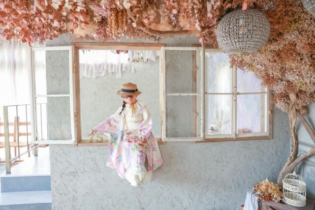 .

753 photo🤍

2年前にお姉ちゃんたちの七五三で
ご来店してくださった妹ちゃんが
今回はメインでご来店してくださいました🥰
少しドキドキしながらも
憧れのお姉ちゃんたちと同じように
楽しんで撮影させてくれました☺️🤍
またいつかお会いできるの楽しみにしています🎀

#photostudiohimawari 
#フォトスタジオヒマワリ
#滋賀県フォトスタジオ 
#フォトスタジオ 
#スタジオ撮影