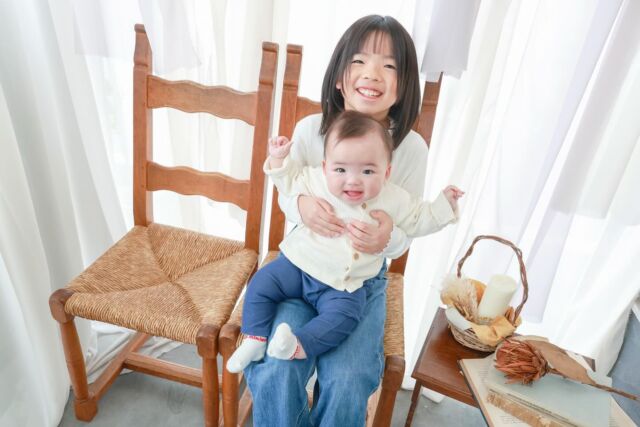 .

家族写真 photo🤍

可愛い姉妹が家族写真プランで
お写真を撮りにきてくれました🥰
お姉ちゃんが妹さんに優しく関わる姿に
癒されながら撮影させていただきました🤍

家族写真プランはいろんな場所で
家族写真や兄弟写真を
お撮りすることができます🌱
今しか残せないお子様の姿を
是非思い出にお写真撮りませんか☺️🤍

#photostudiohimawari 
#フォトスタジオヒマワリ
#滋賀県フォトスタジオ 
#フォトスタジオ 
#スタジオ撮影