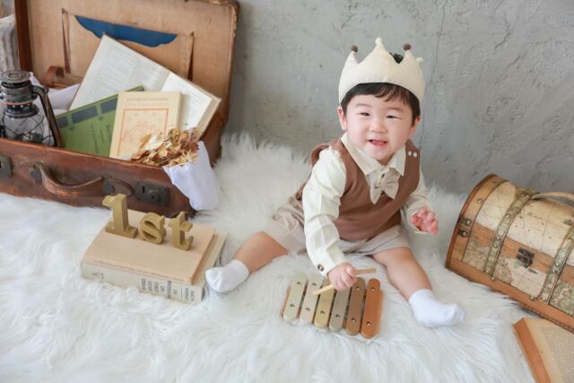 .

1st birthday photo🤍

ママパパを見つけてニコっと笑ったり
スタッフと一緒に遊んでケラケラ笑う表情が
とても可愛くて癒されました🥰
初めてみたシャボン玉では
最初はとても不思議そうでしたが
慣れてきたらたくさん笑ってくれました☺️🫧

#photostudiohimawari 
#フォトスタジオヒマワリ
#滋賀県フォトスタジオ 
#フォトスタジオ 
#スタジオ撮影