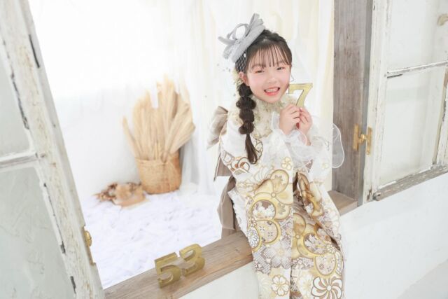 .

753 photo🤍

オープンしてすぐのときに
妹ちゃんの七五三でご来店してくださり
今回はお姉ちゃんの七五三で来てくださいました📷🤍
２人ともお姉さんになっていて
今回も楽しく撮影させていただきました🥰
またお会いできることを
楽しみにしております☺️🌟

#photostudiohimawari 
#フォトスタジオヒマワリ
#滋賀県フォトスタジオ 
#フォトスタジオ 
#スタジオ撮影