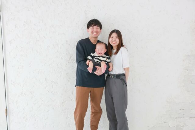 .

family photo🤍

ママとパパと一緒に撮影🌻

ママとパパと一緒だと安心して
たくさんニコニコ笑顔を見せてくれたり
声を出して笑ってくれていました🥰🤍

#photostudiohimawari 
#フォトスタジオヒマワリ
#滋賀県フォトスタジオ 
#フォトスタジオ 
#スタジオ撮影