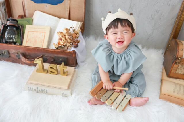 .

1stbirthday photo♡

カメラ目線がとても上手で
ニコニコ笑顔をたくさん見せてくれました☺️
その中でもクシャッと笑う笑顔に
スタッフ一同癒されながら
撮影させていただきました🥰🤍

#photostudiohimawari 
#フォトスタジオヒマワリ
#滋賀県フォトスタジオ 
#フォトスタジオ 
#スタジオ撮影