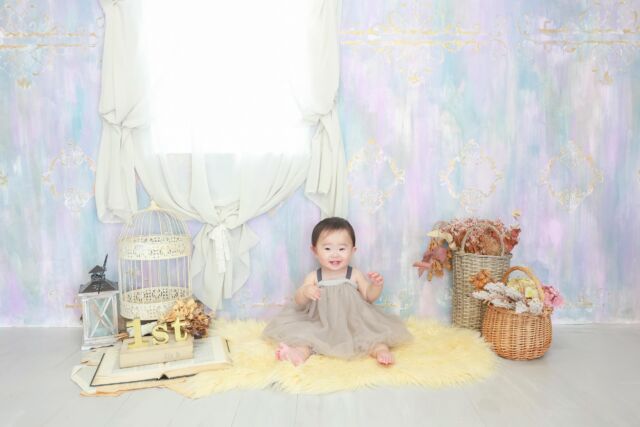 .

1st birthday photo♡

ママとパパと目が合うと
ニコ☺️っと笑う笑顔がとても可愛いくて
たくさん笑顔を見せてくれました🥰
お子様よりも大きいサイズのお人形を
持って来てくださいました🧸
これから成長してお人形よりも大きくなるのが
楽しみですね🤭🤍

#photostudiohimawari 
#フォトスタジオヒマワリ
#滋賀県フォトスタジオ 
#フォトスタジオ 
#スタジオ撮影