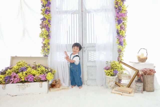 .

photo studio himawariで初めての
スターチスのお花を使ったイベントを開催します💐
しかも！！新たにできた撮影スポットに
スターチスを飾っての撮影です📷
ブランカの白いお部屋に合った
素敵な撮影スポットになっております🌷
この可愛い空間でぜひ今しか残せない
お子様の姿を撮影しませんか📷🤍

◎日時：6/26(金)、6/27(土)

◎時間：9:30~15:30(最終受付)

　‼️インスタグラムのフォロー、
 撮影後ストーリーの投稿必須です‼️

◎所要時間　20分程
　※予約時間の関係上、泣いてしまったり、
 ぐずってしまった場合でも
　　撮影を続行させていただきますのでご了承ください。

◎3cut ¥3,300
　　　　※今回は兄弟撮影可能です🙆‍♀️(最大3名まで‼️）
　　　　　従兄弟、友達との撮影はできません。
　　　　※撮れ高によっては購入枚数を
  増やしていただくことも可能です🎀
　　　　　
◎対象：一人座りができるお子様〜小学校6年生ぐらいまで
　　　　※バンボを使って座れるお子様も可能です👶
 　　　　

◎服装：着てきていただいた服での撮影となります
　　　　※撮影する服を着た状態でご来店ください

◎予約方法
　　1.ホームページのwebからご予約お願いします。

　　2.webでご予約後、himawari公式LINEを追加していただき
　　以下の内容をトークルームまで送ってください🌻
　　（公式LINEは投稿に載っているQRコード、
 インスタのプロフィールリンク、
　　　またはホームページの「LINE予約」から
  登録お願いします🌱）

 【スターチスイベント】とご記入の上、
 以下を漏れなく送信ください‼️
　　　　①保護者の方の名前　
　　　　②予約されたイベント日、時間
　　　　③撮影されるお子様のお名前(ひらがな)、性別、年齢月齢　
　　　
　　3.当店の既読が付いたらご予約完了です！
　　（⚠️webで先に予約してからLINEの送信をお願いします！⚠️）

◎注意事項

　・ご予約のお時間よりも早く来られた場合でも
　　店内に入っていただくことはできませんので
　　ご注意ください。

　・ご予約の時間より5分以上遅れてしまった場合は
　　キャンセルとさせていただきます。

　・お子様がぐずってしまった場合でも撮影を
　　進めさせていただきます。
　　(保護者の方と一緒に撮影させていただく場合もございます)
　　再撮影はございませんので、ご了承ください。

　・お渡しの写真はカメラマンセレクトになります。
　　お写真の変更などは一切受け付けません。

　・お着替えできる場所がないため、着てきたお洋服での
　　撮影となります。

　・ヘアセット、メイクは行っておりません。

　・セレモニーなどに関する小物や服装はご遠慮ください。
　　(七五三、バースデー、入学卒業、100日祝いなど)
　　セレモニーなどの服装でご来店された場合
　　撮影をお断りさせていただきますので、ご了承ください。

皆様にお会いできるのを楽しみにしています🥰

#photostudiohimawari 
#フォトスタジオヒマワリ
#滋賀県フォトスタジオ 
#パシャフォト 
#イベント撮影