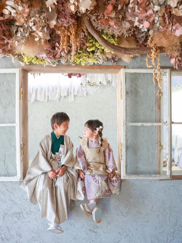 .

753photo♡

仲良し兄弟で
たくさんニコニコ笑顔を
見せてくれました🥰
お互いの顔を見てね〜と言った時に
少し照れている様子が可愛かったです🤭🤍

#photostudiohimawari 
#フォトスタジオヒマワリ
#滋賀県フォトスタジオ 
#フォトスタジオ 
#スタジオ撮影