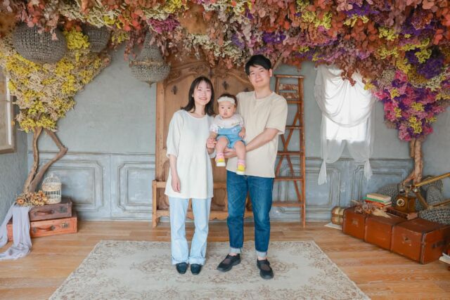 .

family photo♡

ファーストシューズを履いて
家族写真撮らせていただきました🥰
初めてきた場所とカメラを
不思議そうに見てくれていました☺️🤍

バースデープランのプラン内で
家族写真も数枚お撮りすることができます📷🤍
お子様のお誕生日の記念に
家族みんなでお写真撮りませんか🌱

#photostudiohimawari 
#フォトスタジオヒマワリ
#滋賀県フォトスタジオ 
#フォトスタジオ 
#バーズデーフォト
