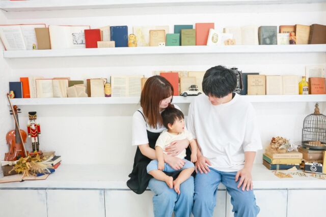 .

family photo♡

お宮の撮影で1年前ぐらいに来てくださったお客様が
家族写真を撮りにきてくださいました☺️💓
1歳になって成長された姿を見れて
スタッフ一同嬉しかったです🥰
またお会いできるの楽しみにしていますね🌱

#photostudiohimawari 
#フォトスタジオヒマワリ
#滋賀県フォトスタジオ 
#フォトスタジオ 
#家族写真