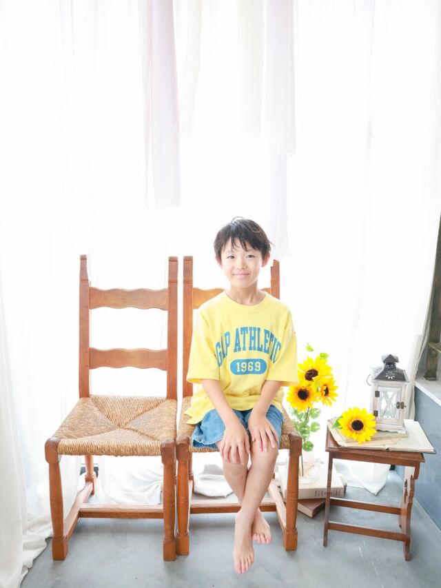 .

2周年パシャフォトイベント
まだ少し空きございます🙆‍♀️
詳細は以下をご確認ください🥰

7/29でphoto studio himawariは 2周年を迎えます🌻
2周年を記念して　
【　himawari　2周年パシャフォト　】　を開催致します！
今回もhimawariのスタジオで
大人気の4箇所の撮影ブースから
1箇所好きな場所を選んでいただき、
撮影させていただきます📷
選んでいただけるブースの写真は
インスタの投稿の3枚目以降をご確認ください✅
そして撮影してくださったお子様には
特別にプレゼントもお渡しさせていただきます🎁

◎日時：7/28(火)、7/30(木)

◎時間：9:30~16:30
　　※自然光を使っての撮影のため、
夕方の枠は少しお写真の仕上がりが暗くなる場合がございます。

◎全てネットでのご予約となります。
　　※インスタグラムのフォロー、
　　　撮影後タグ付けしてストーリーの投稿必須です‼️

◎所要時間　20分程
　※予約時間の関係上、泣いてしまったり、
 ぐずってしまった場合でも
　　撮影を続行させていただきますのでご了承ください。
　※再撮影はできません。

◎1cut ¥1,000(税込)
　　　　ご兄弟最大2人までの撮影になっております‼️
　　　　　(ご兄弟2人で撮影の場合は
  それぞれのソロはございません)
　※ご兄弟全員の目線や笑顔の写真が
  撮影できなくても再撮影はできません。
　※お友達や親戚での撮影は不可能です。
　　撮れ高によって購入枚数を
  増やしていただくことも可能です🎀

◎予約方法
　　1.ホームページのwebからご予約お願いします。

　　2.webでご予約後、
 himawari公式LINEを追加していただき
　　以下の内容をトークルームまで送ってください🌻
　　（公式LINEは投稿の2枚目のQRコード、
 インスタのプロフィールリンク、
　　　またはホームページの「LINE予約」から
  登録お願いします🌱）

 【パシャフォト】とご記入の上、
 以下を漏れなく送信ください！
　　①保護者の方の名前　
　　②ご予約してくださった撮影日時
　　③撮影されるお子様のお名前(ひらがな)、性別、年齢月齢
　　　
　　3.当店の既読が付いたらご予約完了です！
　　（⚠️webで先に予約してから
  LINEの送信をお願いします！⚠️）

◎対象：バンボ等を使って1人座りができる〜小学6年生まで
　　　

◎服装：着てきていただいた服での撮影となります
　　　　(衣装の貸し出し、お着替えできる場所はございません)

◎注意事項

　・ご予約のお時間よりも早く来られた場合でも
　　店内に入っていただくことはできませんので
　　ご注意ください。

　・ご予約の時間より5分以上遅れてしまった場合は
　　キャンセルとさせていただきます。

　・ヘアセット、メイクは行っておりません。

　・お子様がぐずってしまった場合でも撮影を
　　進めさせていただきます。
　　(保護者の方と一緒に撮影していただく場合もございます)

　・お渡しの写真はカメラマンセレクトになります。
　　お写真の変更などは一切受け付けません。

　・お着替えできる場所がないため、着てきたお洋服での
　　撮影となります。

　・セレモニーやイベントに関する小物や服装はご遠慮ください。
　　(七五三、バースデー、入学卒業、100日祝いなど)
　　セレモニーやイベントの服装でご来店された場合
　　撮影をお断りさせていただきますので、ご了承ください。

　
ご不明点はhimawari公式LINEからお問い合わせください🌻
himawariの2周年の記念の日に、
皆様にお会いできるのを楽しみにしています🥰

#photostudiohimawari 
#フォトスタジオヒマワリ
#滋賀県フォトスタジオ 
#イベント撮影
#パシャフォト
