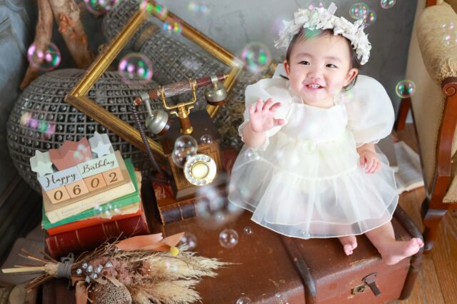 .

1st birthday photo🤍

ママとパパと目があって
ニコ☺️と笑う姿が可愛すぎました🤭🤍
シャボン玉を見てニコニコしながら
触って楽しんでくれました🫧

#photostudiohimawari 
#フォトスタジオヒマワリ
#滋賀県フォトスタジオ 
#フォトスタジオ 
#バーズデーフォト