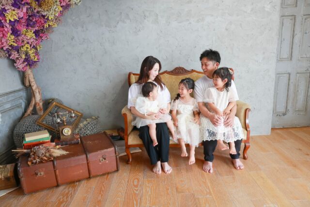 .

family photo♡

ソロ撮影のときは少しドキドキされていた
1歳のお子様もお姉ちゃんやママパパと一緒だと
安心して素敵な笑顔をたくさん見せてくれました🥰

当店ではバースデープランの中で
家族写真をお撮りすることができます🌱

#photostudiohimawari 
#フォトスタジオヒマワリ
#滋賀県フォトスタジオ 
#家族写真 
#バーズデーフォト