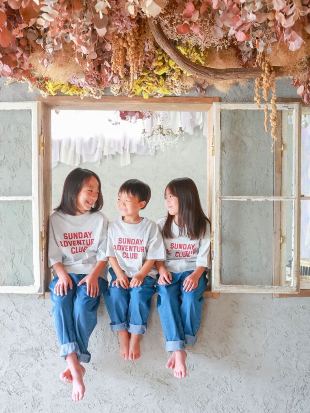 .

姉弟フォト🤍

仲良し３人の姉弟フォト☺️
お顔見てみて〜！と声かけた時に
照れながらもお互い嬉しそうにお顔を見ていたのが
可愛すぎました🥰💓

#photostudiohimawari 
#フォトスタジオヒマワリ
#滋賀県フォトスタジオ 
#フォトスタジオ 
#姉弟フォト