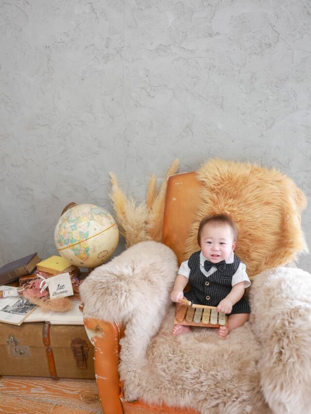 .

plan ▶︎ 1st birthday photo🤍
studio ▶︎ テソロ

ママパパと目が合って
ニコニコ☺️と笑う表情が
可愛すぎました🥰
シャボン玉を見て最初は不思議そうに
見てくれていましたが
慣れてきたら笑いながら触ってくれました🫧

#photostudiohimawari 
#フォトスタジオヒマワリ
#滋賀県フォトスタジオ 
#フォトスタジオ 
#七五三フォト