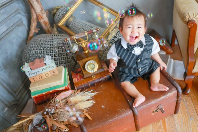 .

plan ▶︎ 1st birthday🤍
studio ▶︎ テソロ

スタッフと一緒に遊びながら
たくさん笑顔を見せてくれました☺️
シャボン玉を使っての撮影では
声を出してケラケラ笑いながら
楽しんでくれて可愛すぎました🫧

#photostudiohimawari 
#フォトスタジオヒマワリ
#滋賀県フォトスタジオ 
#フォトスタジオ 
#バーズデーフォト